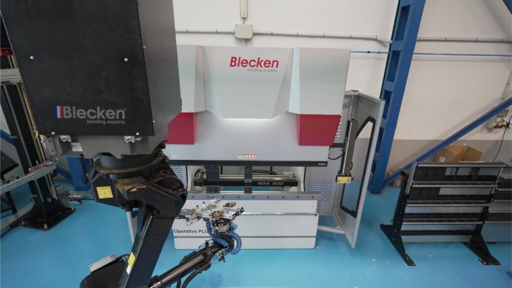 Máquina plegadora industrial Blecken con cabezal de doblado automático, sistema de sujeción y panel de control para optimizar eficiencia en plegado de metales.