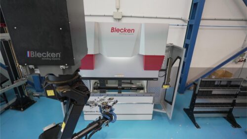 Máquina plegadora industrial Blecken con cabezal de doblado automático, sistema de sujeción y panel de control para optimizar eficiencia en plegado de metales.