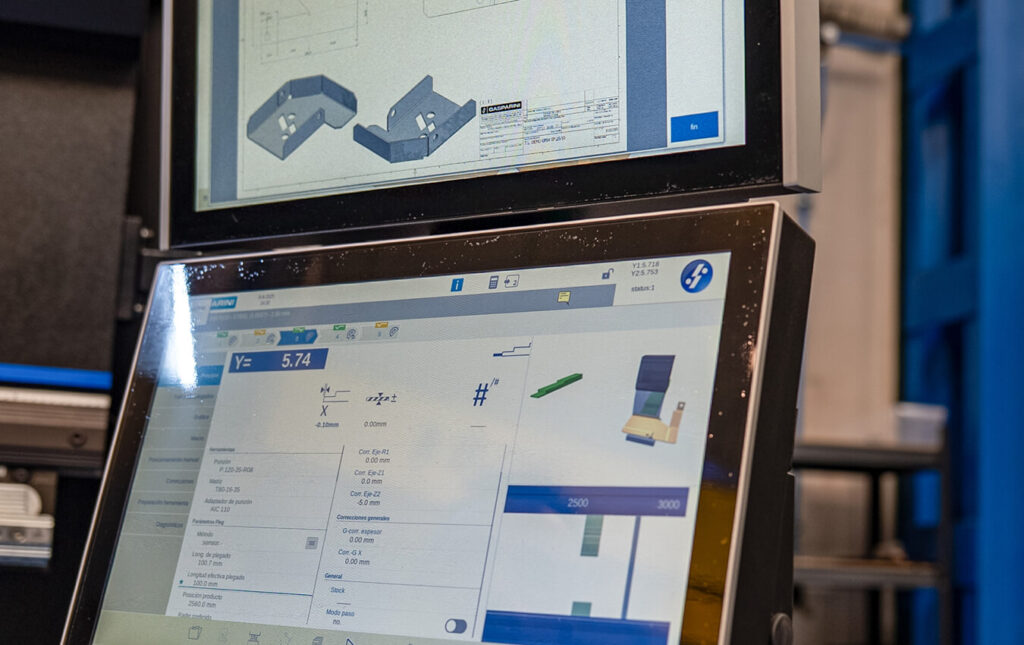 Software CAD/CAM de plegado mostrando diseño 3D de pieza metálica, especificaciones técnicas y simulación automática de operaciones para optimizar producción.