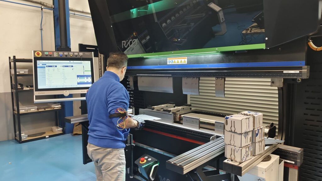 Técnico con sensor de captura de movimientos en máquina plegadora Blecken bending experts - Sistema C-MOTRIZ para automatización industrial sin reprogramación.