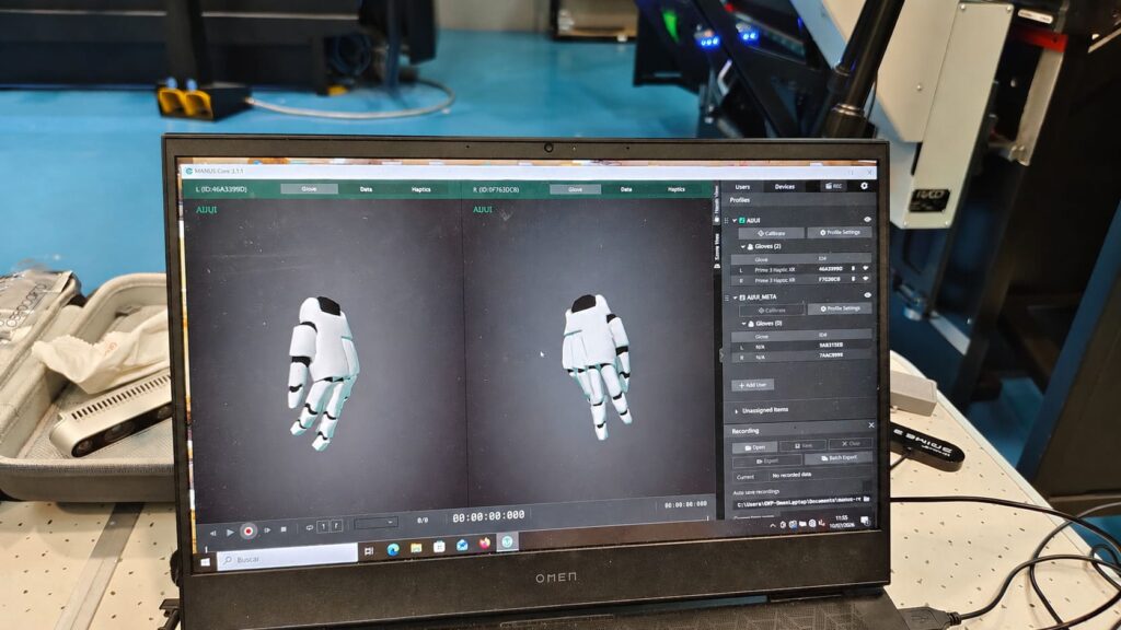 Interfaz de software C-MOTRIZ mostrando avatares 3D capturando movimientos de operario para que robot plegador reproduzca tareas sin necesidad de programación especializada por código.